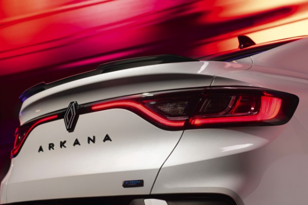 Renault Arkana full hybrid E-Tech - large spoiler, light and E-Tech badge