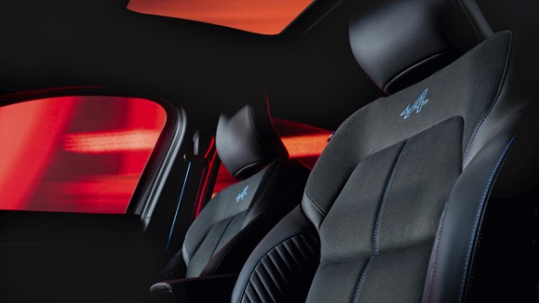 Renault Arkana full hybrid E-Tech - upholstery and steering wheel