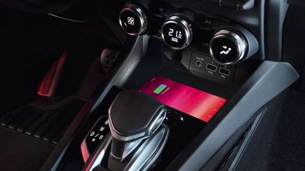 Renault Arkana E-Tech full hybrid - inductive wireless charger and dashboard
