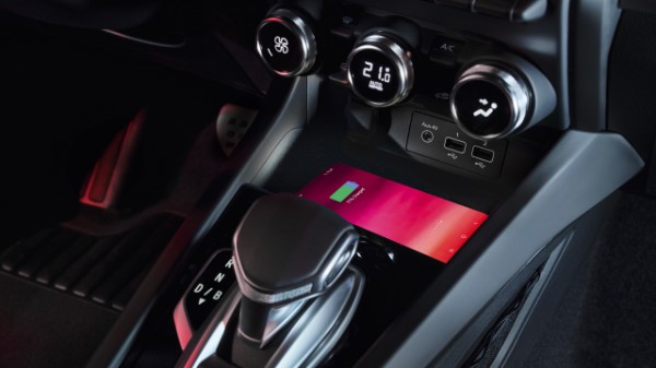 Renault Arkana full hybrid E-Tech - inductive wireless charger and dashboard