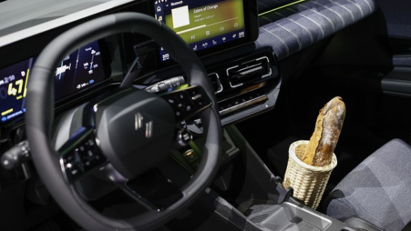 wicker baguette bread holder - Renault 5 E-Tech electric