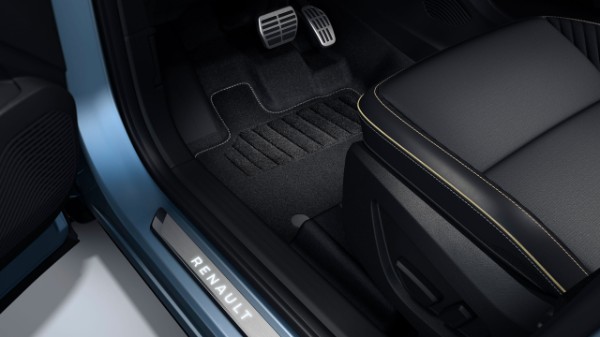 Renault Symbioz full hybrid E-Tech - Renault sports pedal and illuminated door sills