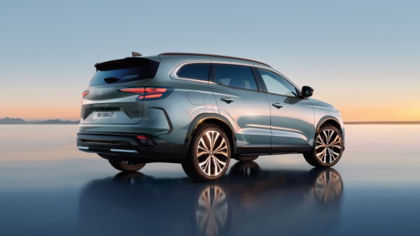 harmonious, refined rear end - Renault Espace full hybrid E-Tech