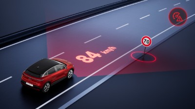 Renault Megane E-Tech 100% electric - road sign recognition with speed alert