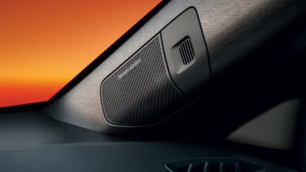 9 speakers, 410W Harman Kardon hi-fi sound - Renault Megane E-Tech electric