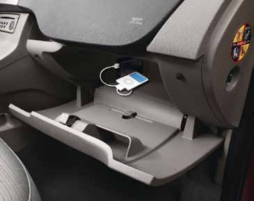 
														
3. garSo ĮrangoS JUngtYS (PaPiLdoMa
Įranga)
														
USB ir iPod®
jungtys leidžia prisijungti MP3 
ir iPod®
grotuvus ir valdyti juos po vairaračiu 
įtaisytais jungikliais. Per specialią jungtį galima 
prisijungti bet kokį garso įrenginį.							