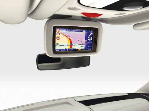 
														1. NAVIGACIJOS ĮRANGA CARMINAT TOMTOM®

													Naujajame MASTER įdiegta navigacijos įranga Carminat 
TomTom®
rodo geriausią kelią, eismo duomenis 
esamu laiku, greičio matuoklių buvimo vietas ir kt. Visa 
informacija suprantamai pateikiama dideliame spalvotame 
ekrane, įtaisytame taip, kad vairuotojui būtų patogu 
į jį žiūrėti. Nuotolinio valdymo pultelis leidžia saugiai 
pasirinkti norimas funkcijas. Šis navigacijos įrenginys 
padeda taupyti laiką ir sumažinti degalų sąnaudas
													