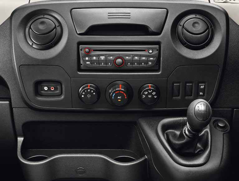 
														6. PALYDOVINIS RADIJAS SU CD GROTUVU, MP3 
FORMATO NUSKAITYMO FUNKCIJA IR LAISVŲ RANKŲ
ĮRANGA BLUETOOTH®*

												Nuskaito MP3 formato įrašus. Funkcionali laisvų rankų 
įranga leidžia bet kuriuo metu palaikyti ryšį.
*Kalbėti telefonu rekomenduojama sustabdžius automobilį.