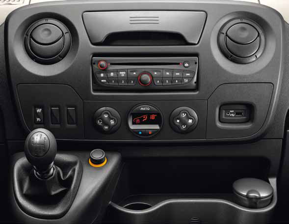 
														7. GARSO ĮRANGOS JUNGTIS PLUG&amp;MUSIC*

									USB ir iPod jungtys leidžia nuotoliniu būdu valdyti 
muzikos įrašų grotuvą prie vairaračio įtaisytu pulteliu.
													