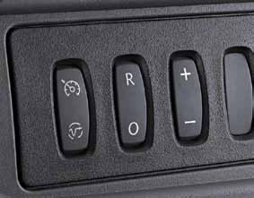 
														

														14. įTAISAS TUŠČIĄJA EIGA VEIKIANČIO VARIKLIO SŪKIŲ
SKAIČIUI DIDINTI

														

														
													Varikliui veikiant tuščiąja eiga galima padidinti jo sūkių skaičių 
iki 1 000 per min.*, kad būtų galima prijungti papildomą 
elektros įrangą.
*Galima sureguliuoti, kad sūkių skaičius padidėtų iki 2 000 per minutę 
(įgaliotųjų „Renault“ atstovų autoservisuose).
													