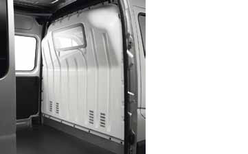 
														

														3. PLIENINĖ PERTVARA (AKLINA IR
ISTIKLINTA)

														

														
													Įstiklinta pertvara leidžia vairuotojui 
geriau matyti krovinių skyrių ir kelią už 
automobilio, jei užpakalinės durys taip pat 
įstiklintos.

													