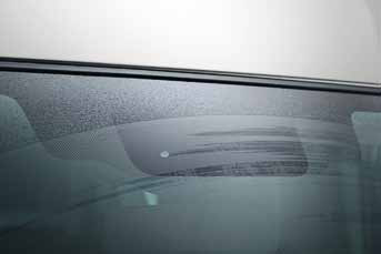 
														
														1. PRIEKINIO LANGO STIKLO
VALYTUVAS, LIETAUS IR ŠVIESOS
JUTIKLIAI
														GAISMAS SENSORS
														Dėl lietaus ir šviesos jutiklių Jūsų 
automobilis automatiškai prisitaikys prie 
aplinkos sąlygų.
													